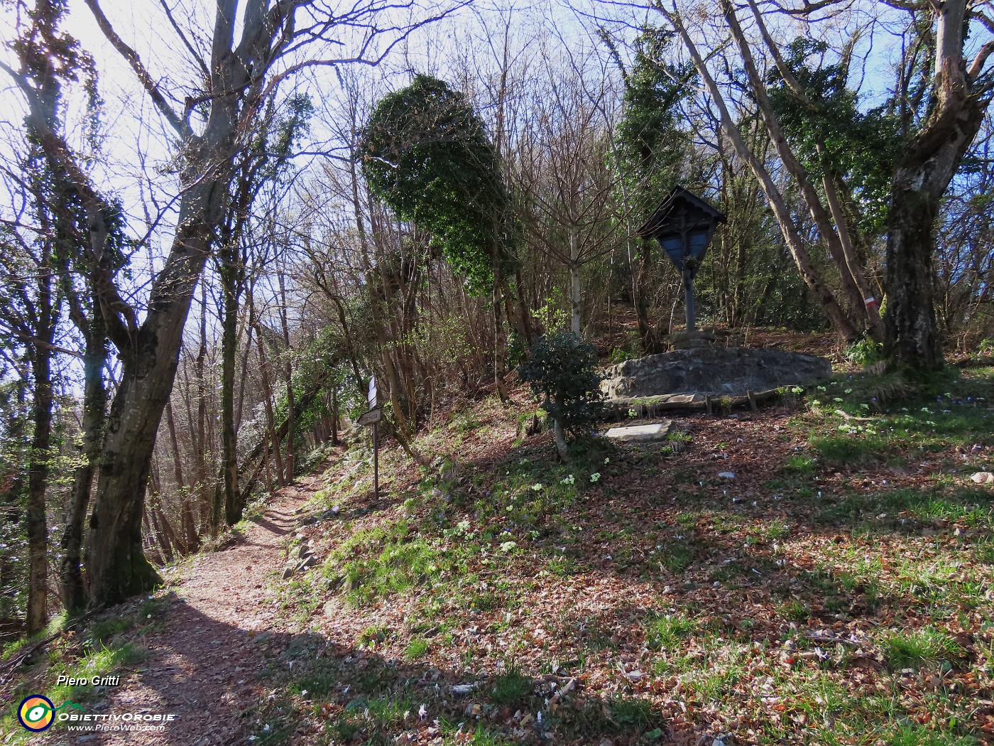 32 Alla sella dei Roccoli della Passata (728 m) per salire in cima Ubione scelgo a sx il 'Passo Facile' per scendere dal 'Passo alpino' impegnativo a sx .JPG